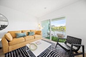 Smart TV - 261 #11 Managed by Brampton Park (Deerfield Beach)