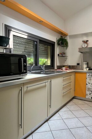Fridge, microwave, oven, cookware/dishes/utensils - Bell'aria Apartment by Interhome (Bellaria)