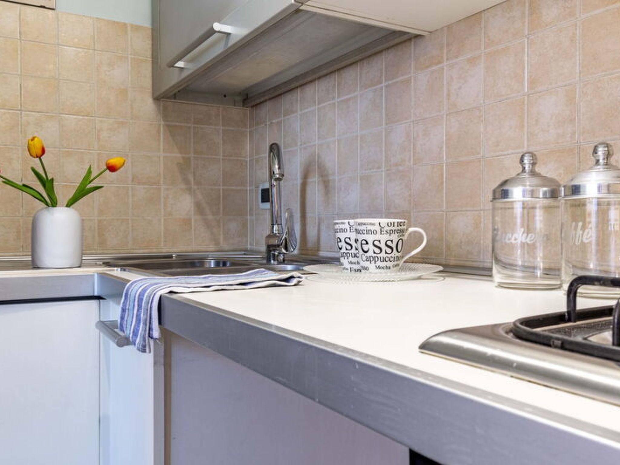 Frigorifero, microonde, forno, pentole/stoviglie/utensili