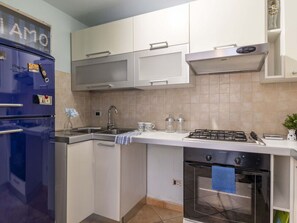 Frigorifero, microonde, forno, pentole/stoviglie/utensili