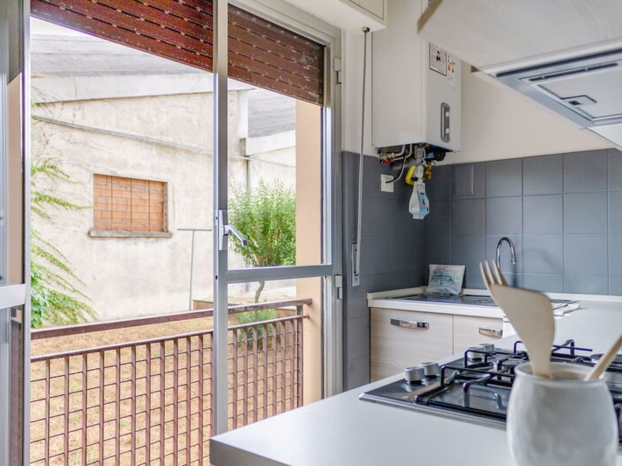 Fridge, oven, dishwasher, cookware/dishes/utensils
