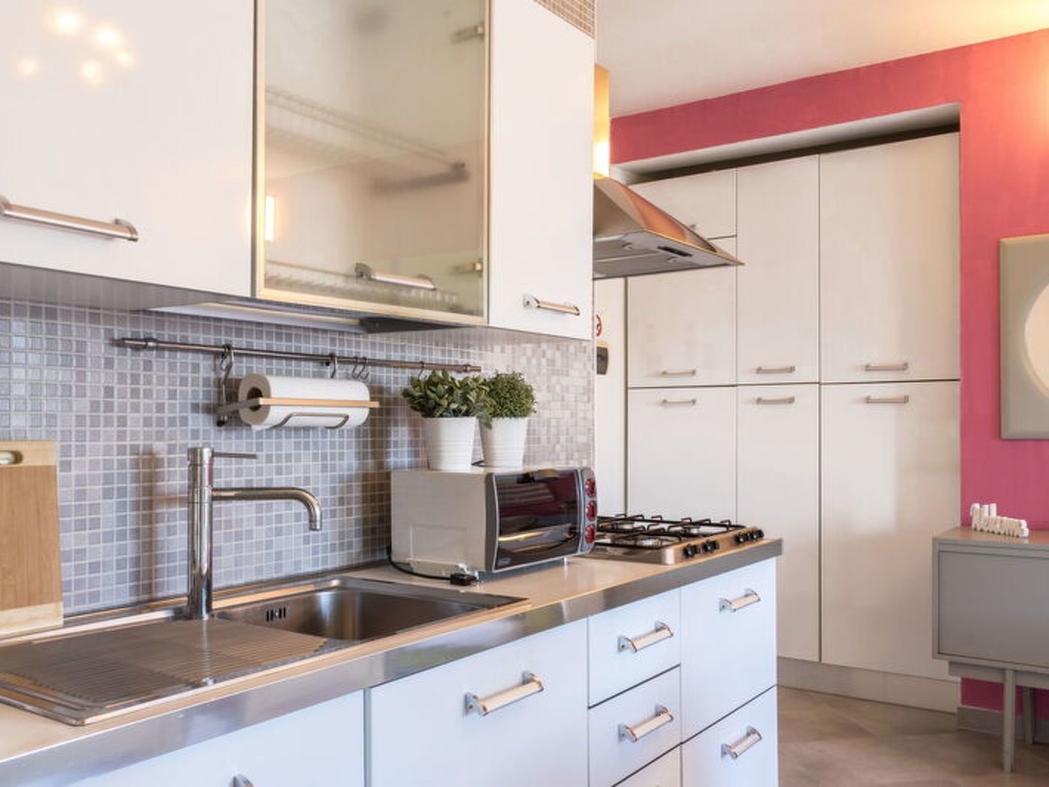 Frigorifero, microonde, forno, pentole/stoviglie/utensili