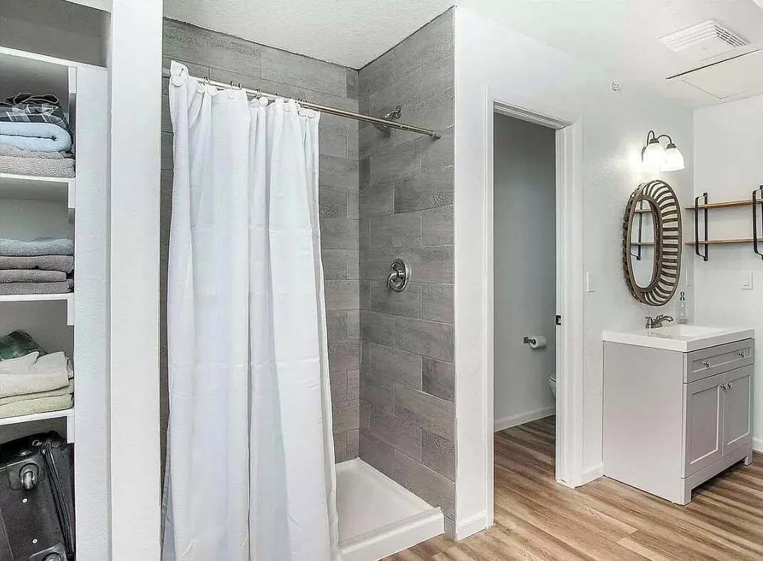 Shower, towels, shampoo