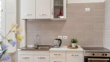Kühlschrank, Ofen, Kochgeschirr/Geschirr/Besteck