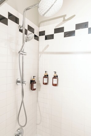 Hair dryer, towels, soap, toilet paper - Cozy 1-Bedroom Apartment with Ac In quaint Cincinnati (Cincinnati)
