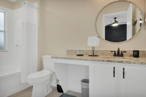 Hair dryer, towels, soap, toilet paper - Spacious 4-bedroom townhome in peaceful Davenport with AC 507 (Davenport)