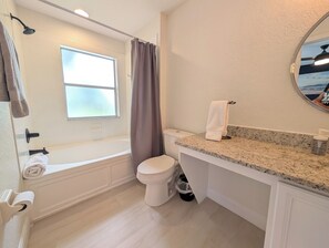 Hair dryer, towels, soap, toilet paper - Spacious 4-bedroom townhome in peaceful Davenport with AC 507 (Davenport)
