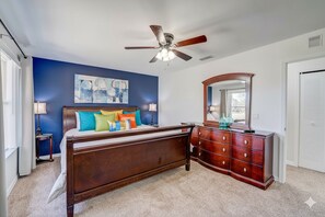 Iron/ironing board, Internet, bed sheets - Spacious 4-bedroom townhome in peaceful Davenport with AC 507 (Davenport)