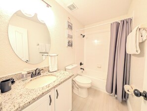 Hair dryer, towels, soap, toilet paper - Spacious 4-bedroom townhome in peaceful Davenport with AC 507 (Davenport)