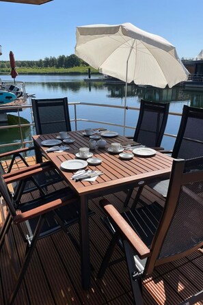 Outdoor dining - Hausboot Vroni am Bärwaldersee by Interhome (Weißwasser)