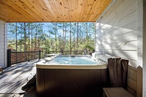 Outdoor spa tub - Cozy & Secluded - Hot Tub - Game Room (Broken Bow)