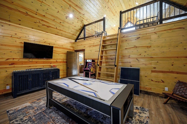 Cabin Game Loft w/ Pool Table, Ping Pong, Arcade Game & Open Railing Views