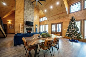 Dining - Cozy & Secluded - Hot Tub - Game Room (Broken Bow)