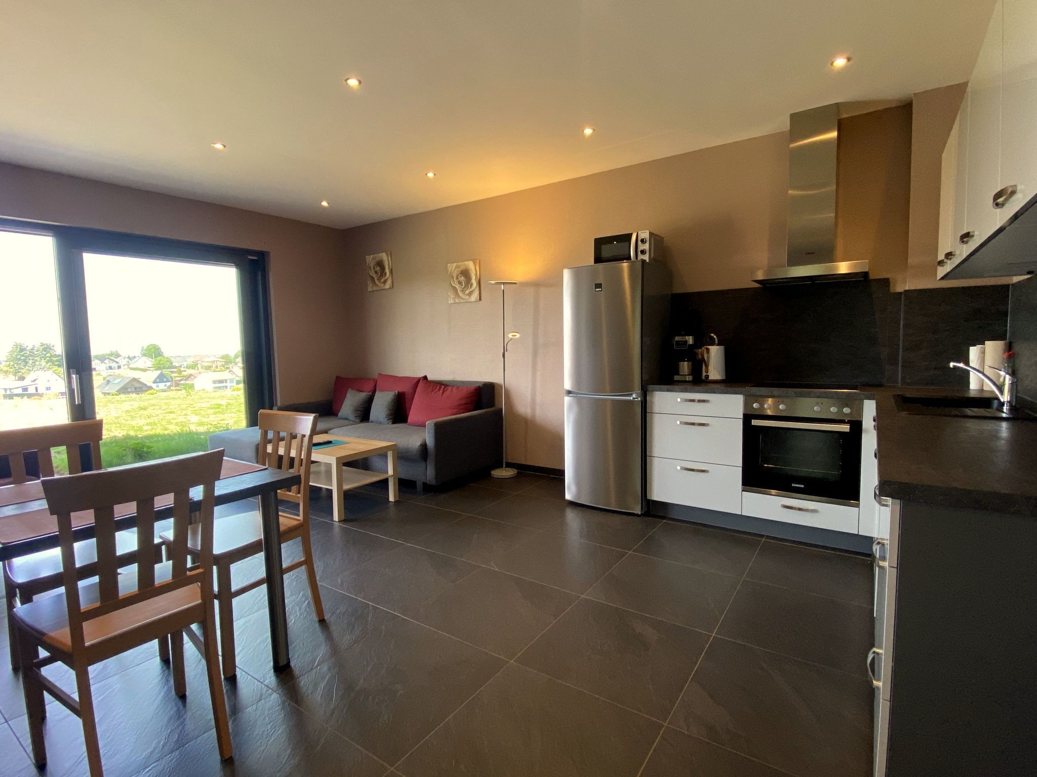 Een koelkast, een magnetron, een oven, een vaatwasser