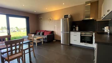 Een koelkast, een magnetron, een oven, een vaatwasser