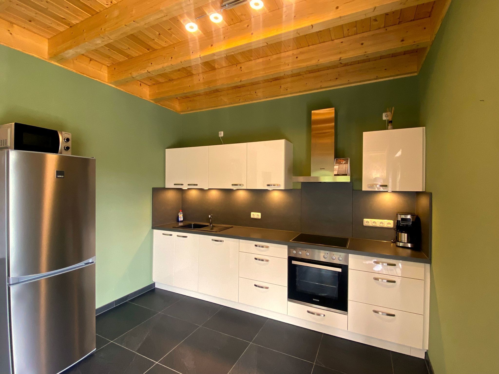 Frigorífico, microondas, horno y lavavajillas