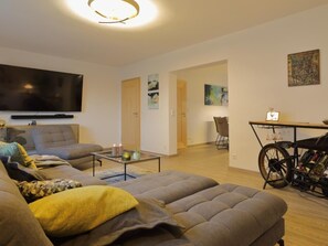 TV - Appartement in Mastershausen mit Terrasse, Garten und Grill by Interhome (Mastershausen)
