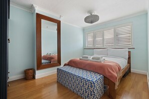 3 bedrooms, iron/ironing board, internet, bed sheets