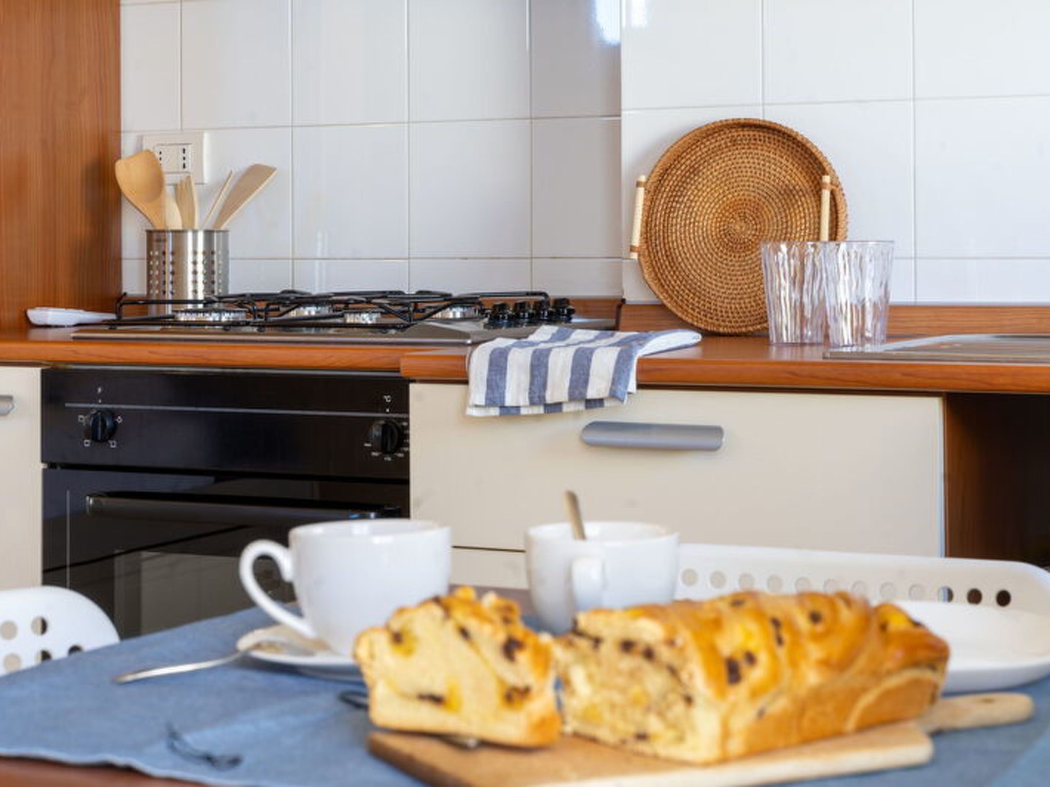 Refrigerador, horno, lavavajillas, utensilios de cocina