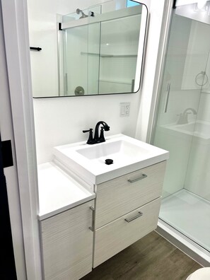 Shower, hair dryer, towels, soap - Cozy 2-bedroom house in gorgeous Carson with AC for relaxing stays (Carson)
