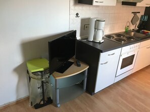 Fridge, oven, cookware/dishes/utensils - Große Wohnung in Nesse mit Garten und Terrasse by Interhome (Nessmersiel)