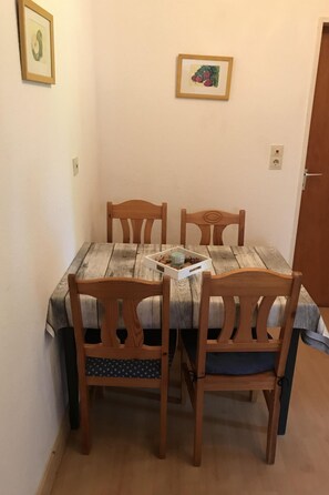 Dining - Große Wohnung in Nesse mit Garten und Terrasse by Interhome (Nessmersiel)