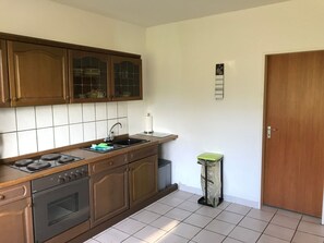 Jääkaappi, uuni, keittoastiat/astiat/ruokailuvälineet