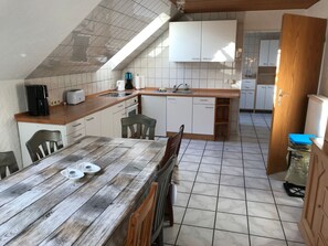 Fridge, oven, cookware/dishes/utensils - Große Wohnung in Nesse mit Garten und Terrasse by Interhome (Nessmersiel)