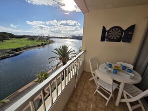 Outdoor dining - Lovely studio cabin apartment residence with pool near Richelieubeach, Cap d'Agde (LE CAP D AGDE)