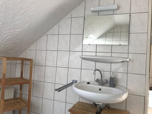 Bathroom - Große Wohnung in Nesse mit Terrasse und Garten by Interhome (Nessmersiel)
