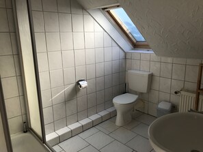 Bathroom - Große Wohnung in Nesse mit Terrasse und Garten by Interhome (Nessmersiel)