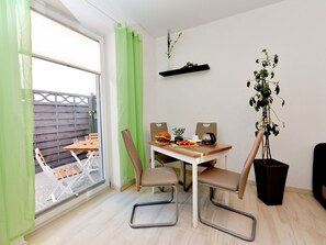 Dining - Moderne Wohnungen in historischem Ambiente unweit zur Altstadt und zum Hafen by Interhome (Stralsund)