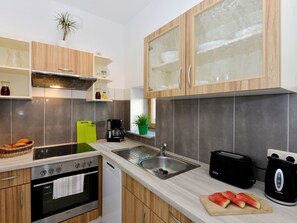 Fridge, oven, dishwasher, cookware/dishes/utensils - Moderne Wohnungen in historischem Ambiente unweit zur Altstadt und zum Hafen by Interhome (Stralsund)