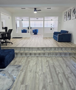 Interior - Modern Family House w/ Pool & Billiards. Just 3 minutes from Busch Gardens (Tampa)