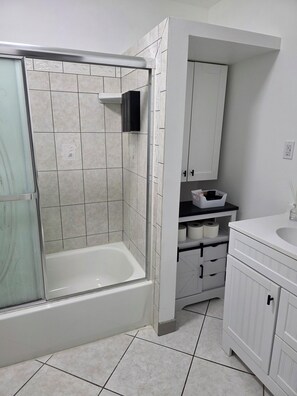 Secadora de cabello, toallas, jabón, papel de baño 