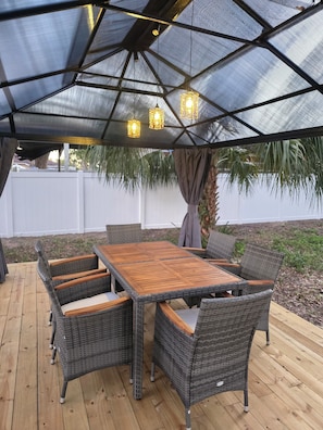Outdoor dining - Modern Family House w/ Pool & Billiards. Just 3 minutes from Busch Gardens (Tampa)