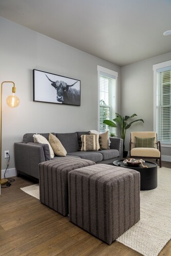 2 Bed 2.5 Bath Modern Townhouse Centrally Located