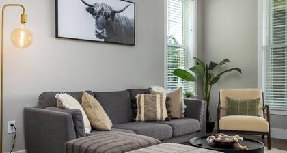 2 Bed 2.5 Bath Modern Townhouse Centrally Located