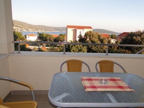 Terrace - Wohnung "Asia 1" mit Blick auf das Wasser by Interhome (Marina)