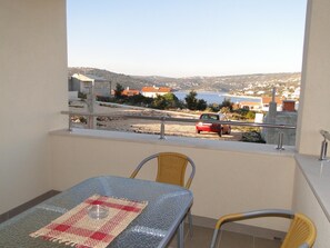Outdoor dining - Wohnung "Asia 1" mit Blick auf das Wasser by Interhome (Marina)