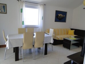 Dining - Wohnung "Niva 2" mit Blick auf das Wasser by Interhome (Rogoznica)