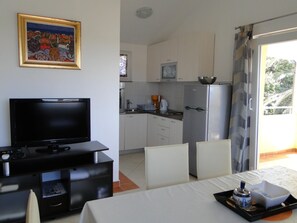 Fridge, microwave, oven, dishwasher - Wohnung "Niva 2" mit Blick auf das Wasser by Interhome (Rogoznica)