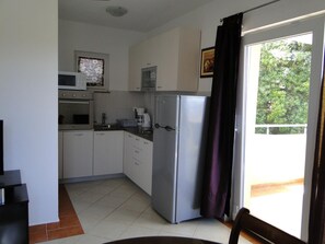 Kühlschrank, Mikrowelle, Ofen, Geschirrspüler