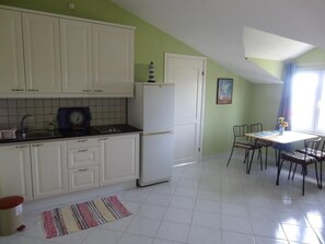 Fridge, cookware/dishes/utensils - Appartement Minea B mit herrlichem Meerblick by Interhome (Podorljak)