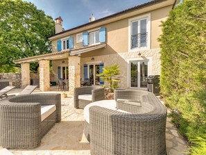 Terrace/patio - Eine luxuriöse Villa "Maslina" mit Pool und Grill by Interhome (Garica)
