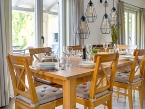 Dining - Eine luxuriöse Villa "Maslina" mit Pool und Grill by Interhome (Garica)