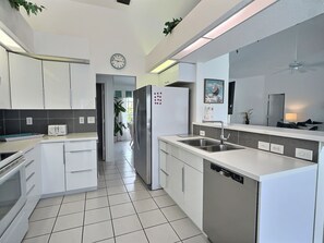 Kylskåp, mikrovågsugn, ugn och spishäll