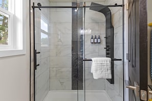 Shower, hair dryer, towels, shampoo - Farm House & Carriage House DT Indy with Pool Table (Indianapolis)