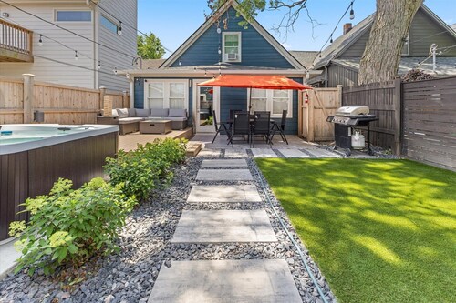 Farm House & Carriage House DT Indy with Pool Table
