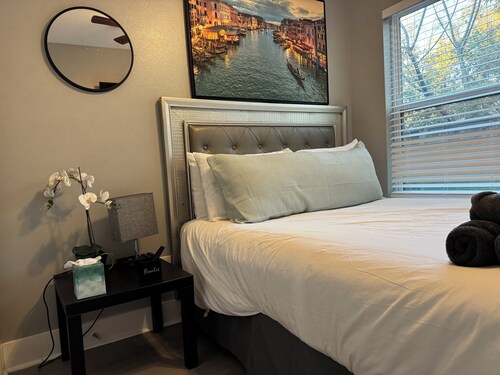 Enjoyable 2-bedroom house with AC in vibrant Houston